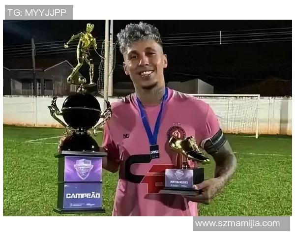 足球明星佩戴口罩展现帅气风范引发球迷热议与关注